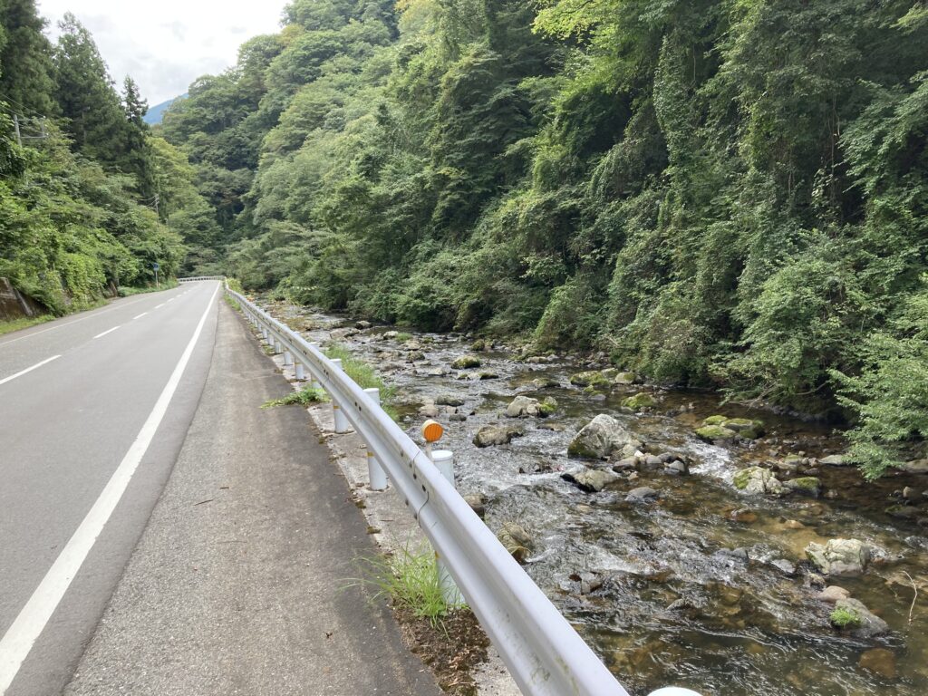 渓流沿いの岡山県道・鳥取県道8号