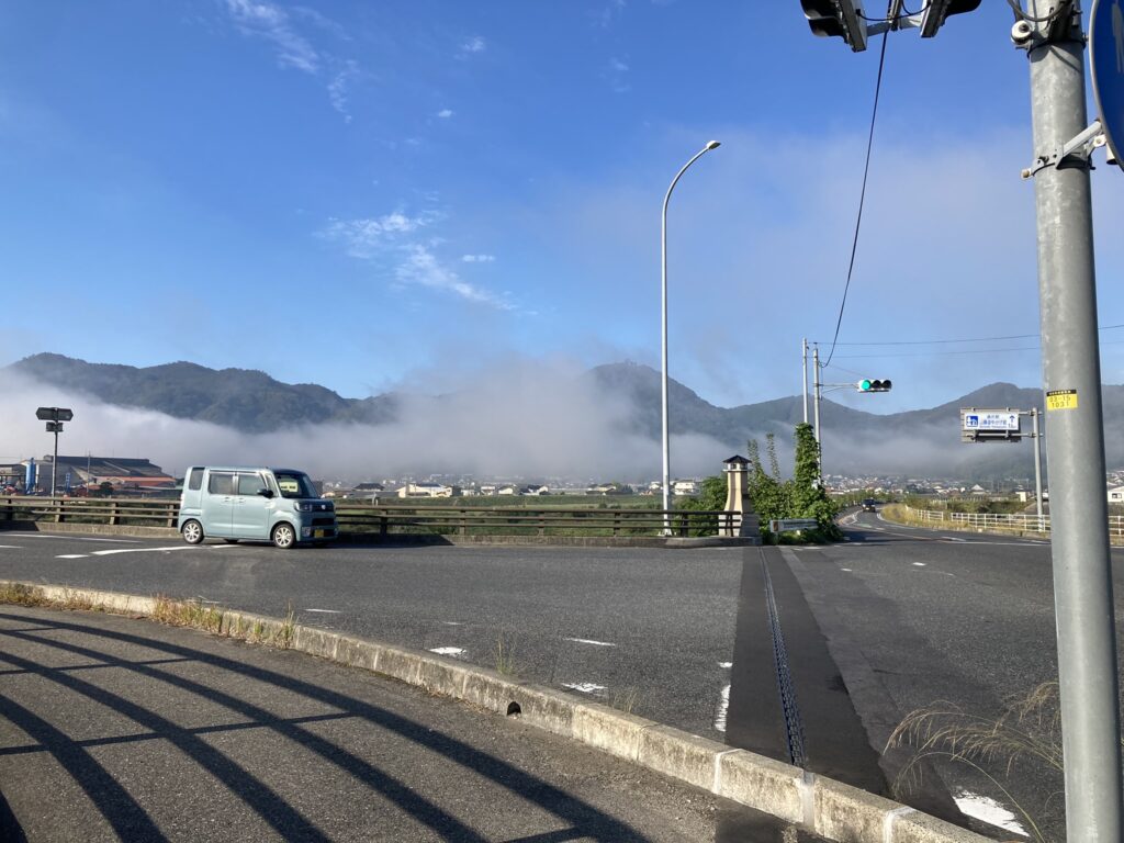 矢掛町 東三成あたり 野焼きに見えるが霧です