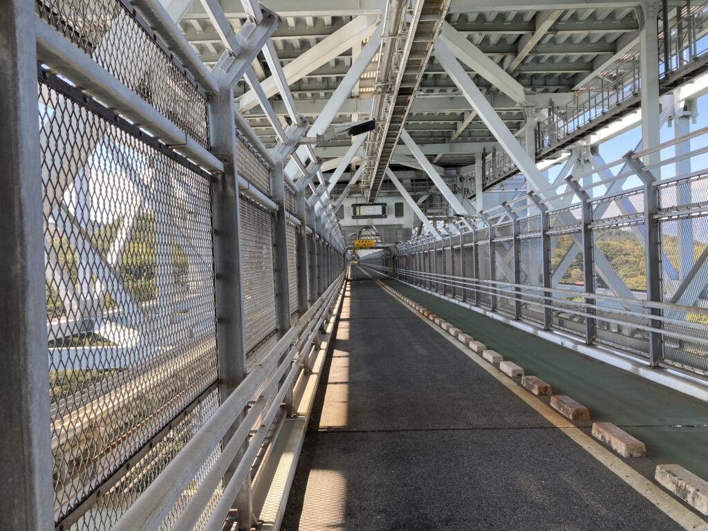 因島大橋の歩行者・自転車・原付の通行部分